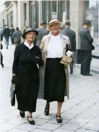 Solomiia Krushelnytska (on the right) with her sister Osypa Bandrivska