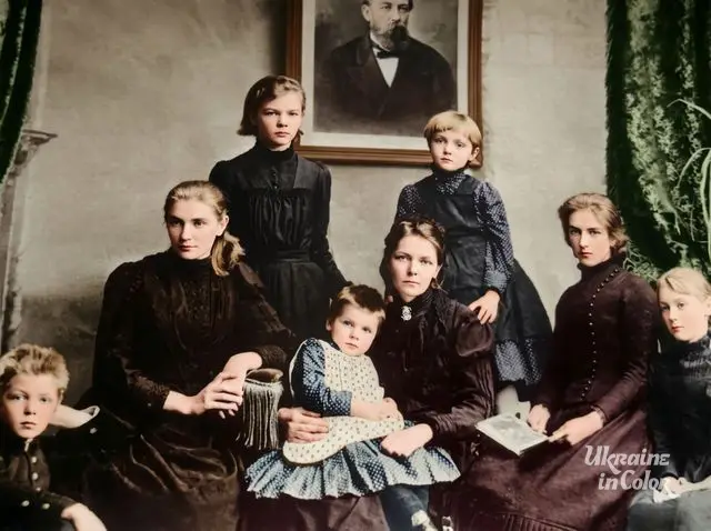 Родинне фото під портретом Родинне фото під портретом