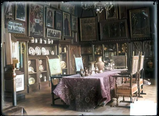 Large green living room of Hanenko museum in the 1920s.