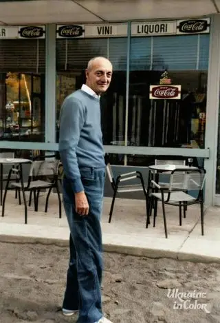 Щербаненко перед пляжним баром Gabbiano (Мартин), однією з найстаріших кав’ярень пляжу Ліньяно