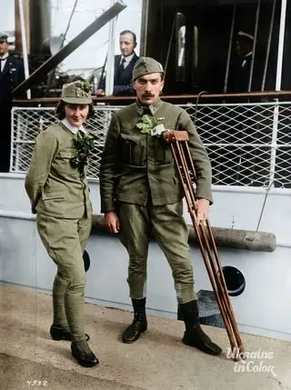 Olena Stepaniv with a wounded officer in Tornio during her return from captivity, summer 1917