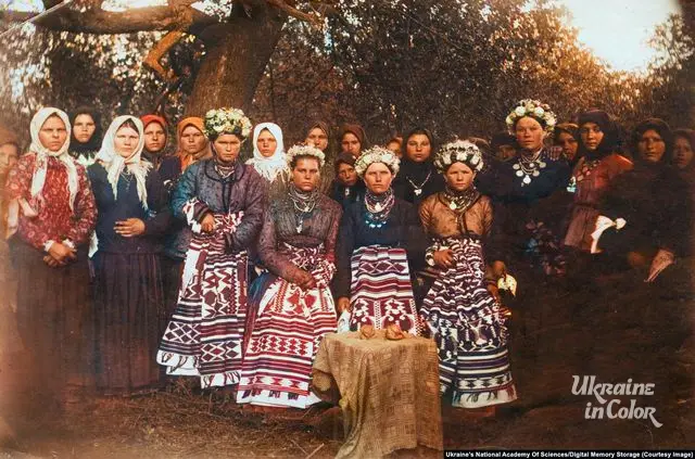 Жінки та дівчата, можливо, одягнені для святкування весілля, на Павлоградщині в Україні в 1909 році