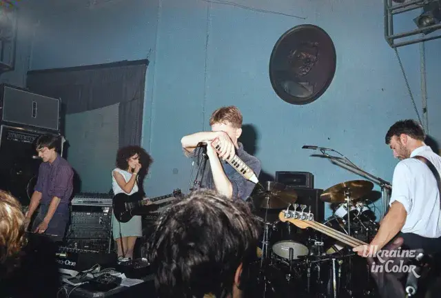 Гурт New Order виступає наживо в Нью-Йорку в 1981 році в Українському національному домі