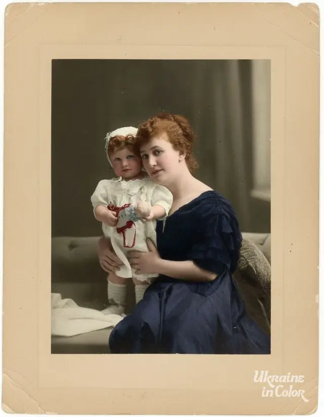 Мая Дерен в Києві маленька з матір'ю, 1918