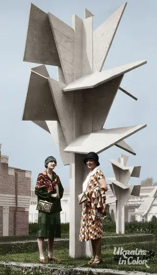 Models in costumes by Sonia Delaunay