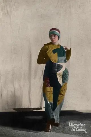 Sonia Delaunay in Simultaneous dress