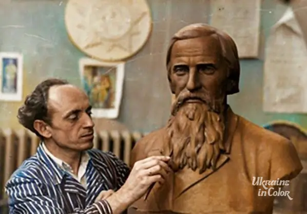 Львівський скульптор Євге́н Дзи́ндра