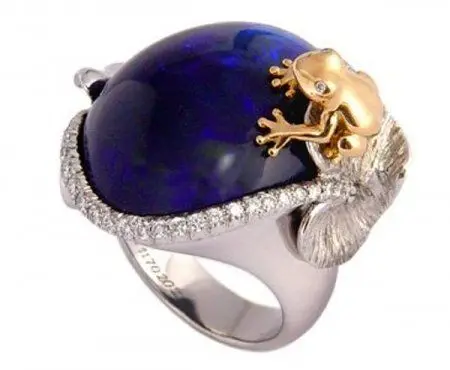 Ring with a dark opal and a gold frog