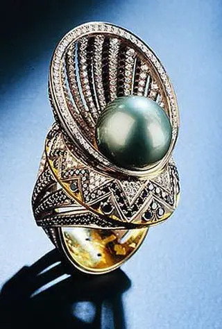 Ring with a black pearl