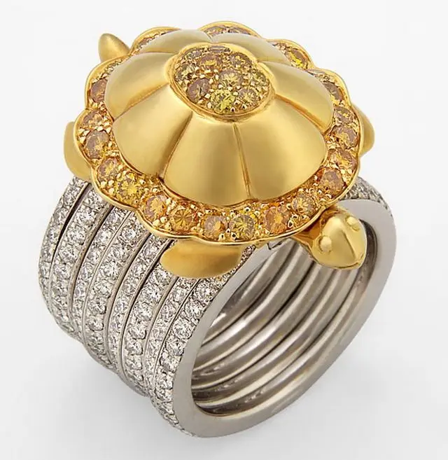 Flower ring on a multi-band shank